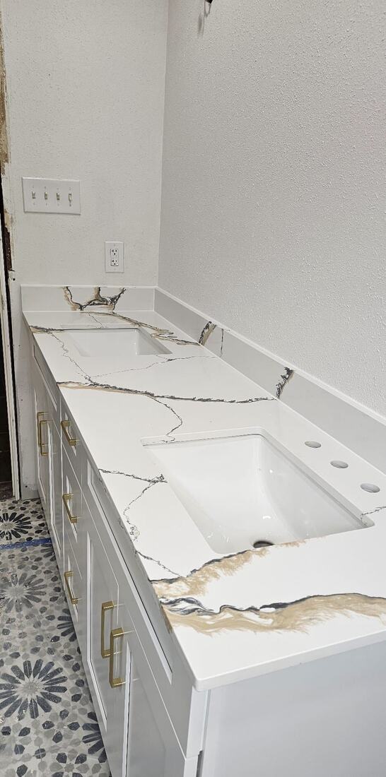 Double vanity top in white quartz with gold and charcoal veining